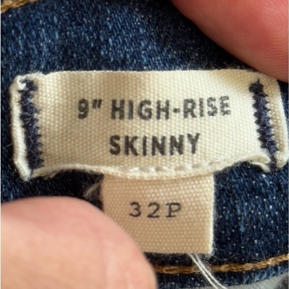 Madewell Petite 9" Mid-Rise Skinny Jeans in York Wash Rip and Repair Edition - Picture 7 of 8